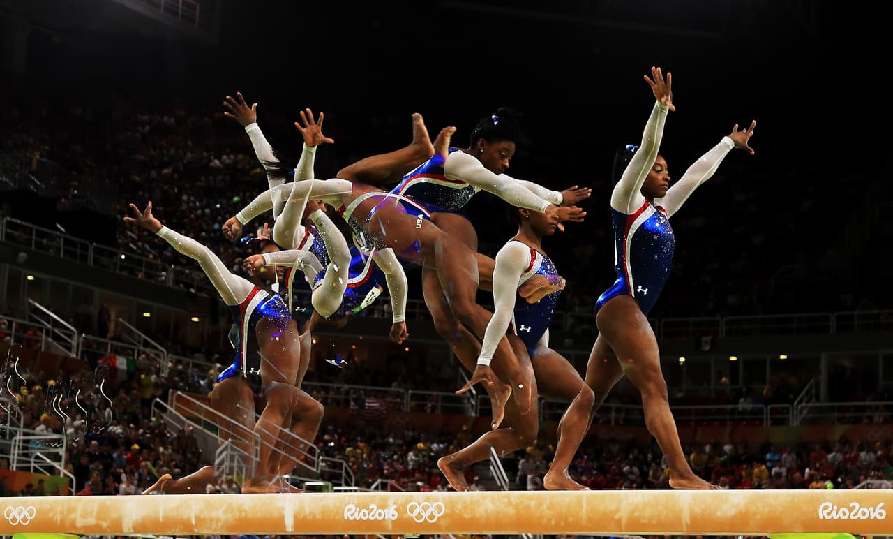 El talento de Simone Biles se multiplicó en medallas en los Juegos Olímpicos, algo que en esta imagen se refleja con una exposición múltiple del ejercicio de la estadounidense en el que demuestra su equilibrio y balance.