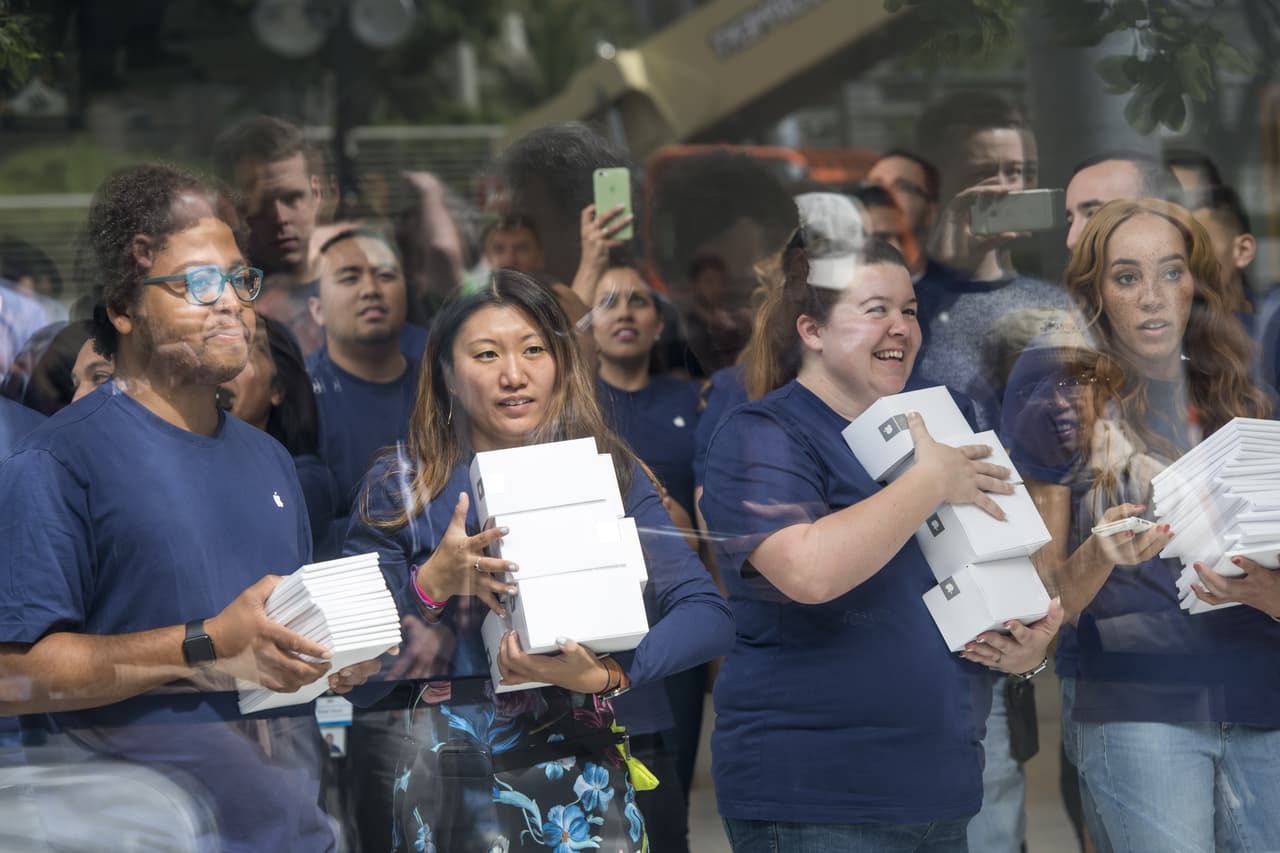 Empleados de una nueva Apple Store en San Francisco. La empresa dice que ahora cobran lo mismo sin importar su sexo.