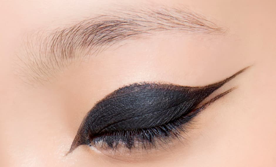 Este es uno de los
<a href="https://www.buzzfeed.com/danielacadena/delineados-graficos-que-deberias-probar-en-2016">delineados gráficos</a> más impactantes de la temporada. Únicamente se maquilla un parte de los ojos, pues el resto se queda libre de maquillaje. El trazo es alargado, la parte inferior y la superior no se une. Es elegante y sofisticado a la vez.
<br>