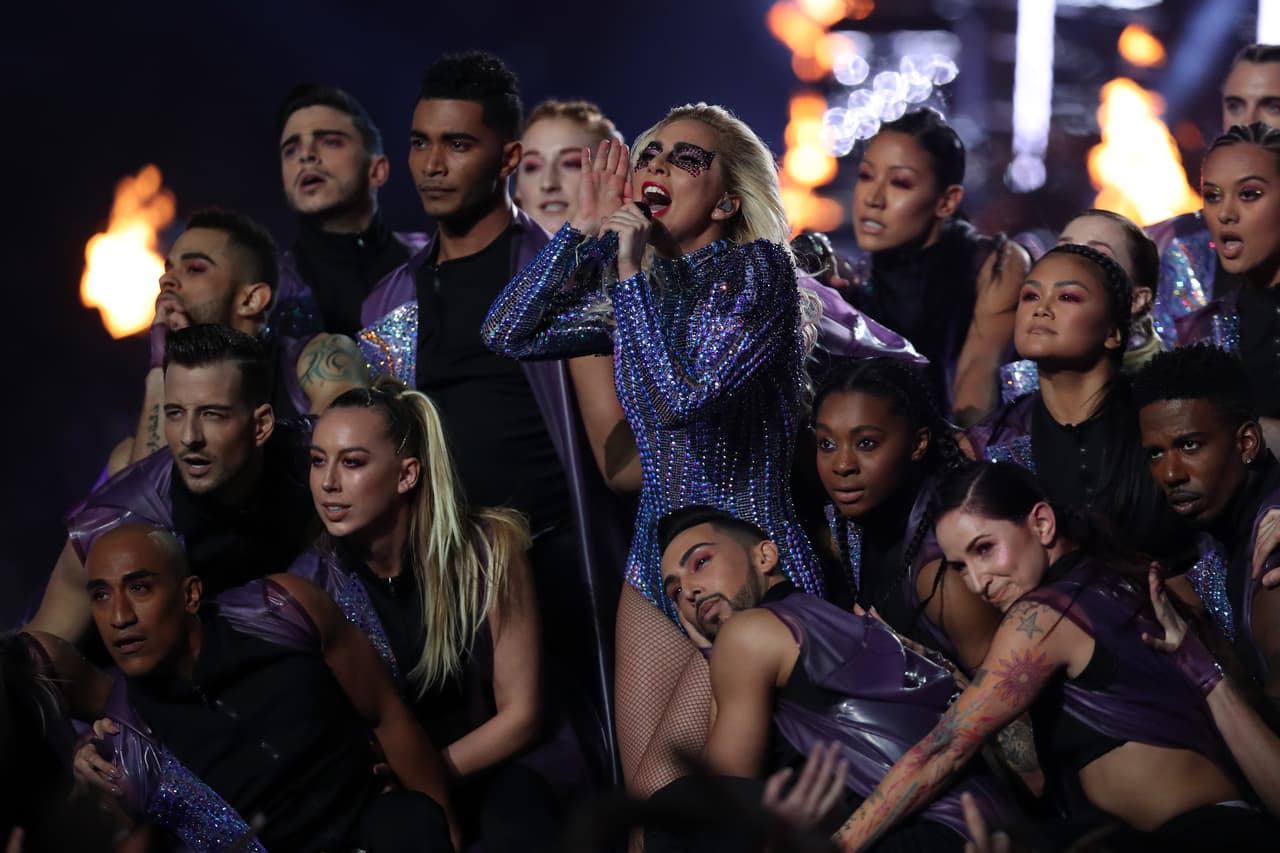 Lady Gaga dio un show en el que bajó desde el techo colgada, dando incluso vueltas sin dejar de cantar. Tras su llegada aérea, le imprimió mucha energía al baile, con una presentación panorámica con coreografía de luces, con referentes al fútbol americano y con una temática dirigida hacia la unidad nacional.