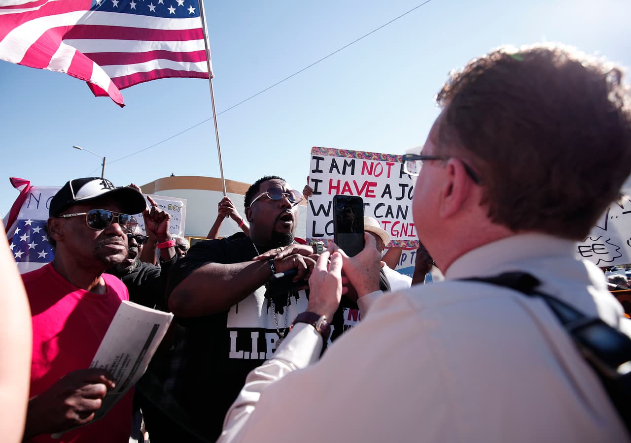Una protesta en Detroit el día en que Trump fue a hablar a una iglesia negra.