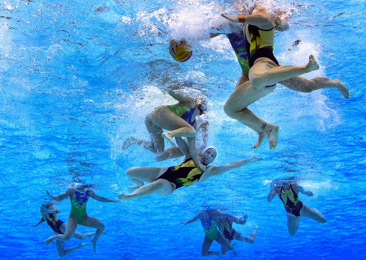 Las mujeres demuestran su capacidad atlética en el waterpolo, que requiere resistencia, agilidad y fuerza bajo el agua. Acá una jugadora de Australia pierde el duelo contra su rival de Brasil durante un choque en los Juegos Olímpicos.