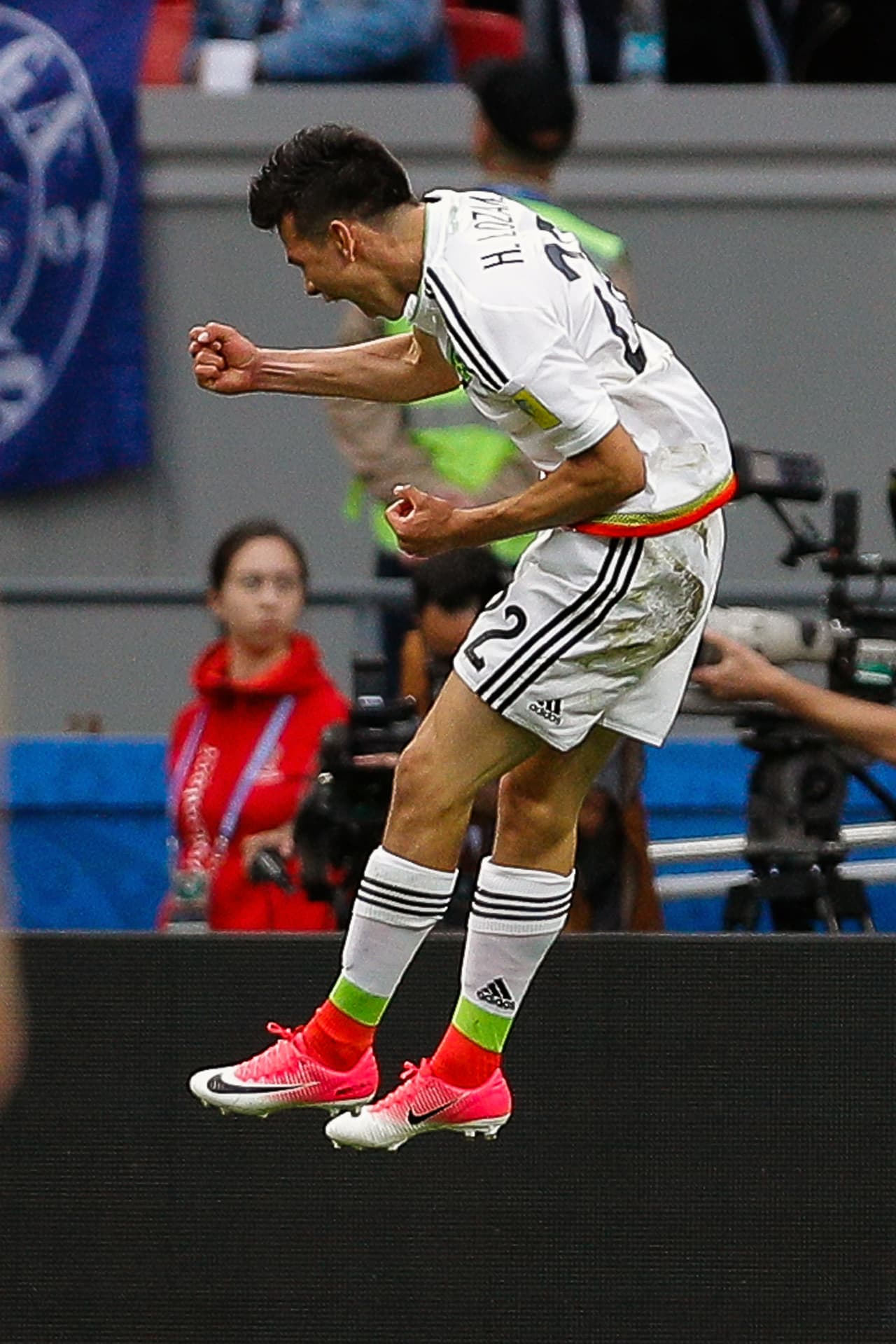 Lozano no se achicó y tuvo el mérito de jugarse el físico con tal de aprovechar la equivocación de Akinfeev.