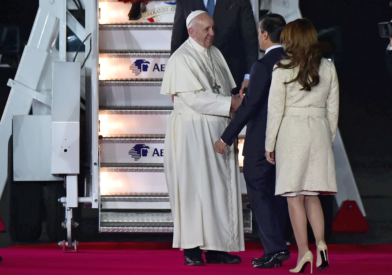EPN dándole la mano al Papa.