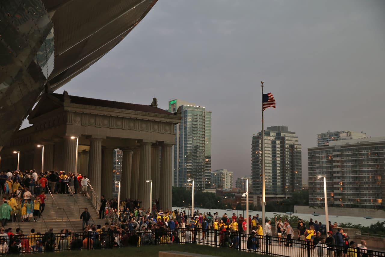 Los seguidores colombianos y chilenos aguardaron en el interior del Soldier Field hasta que terminó la tormenta eléctrica en Chicago para que se pudiera reanudar la semifinal de la Copa América Centenario.