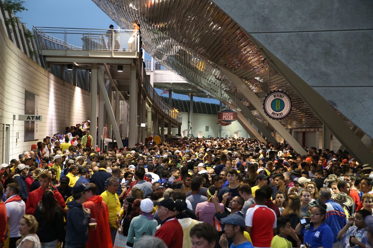 Los seguidores colombianos y chilenos aguardaron en el interior del Soldier Field hasta que terminó la tormenta eléctrica en Chicago para que se pudiera reanudar la semifinal de la Copa América Centenario.