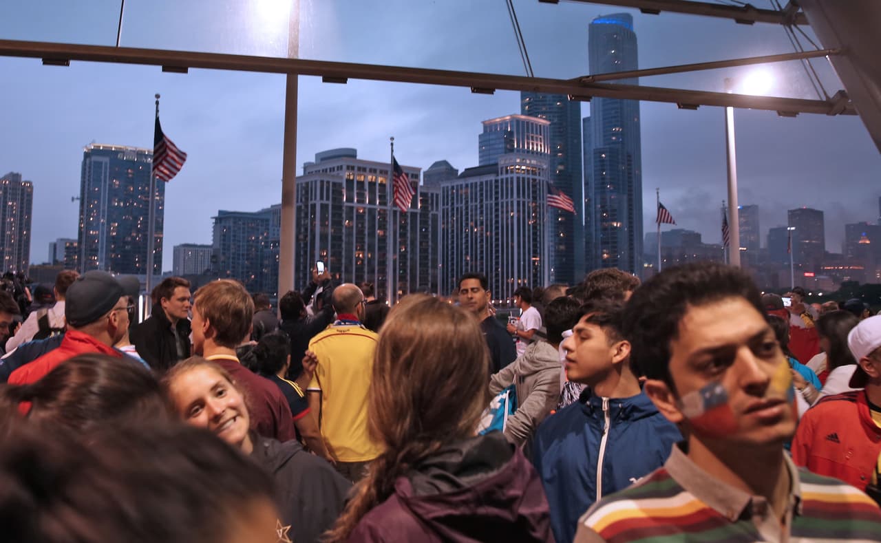 Los seguidores colombianos y chilenos aguardaron en el interior del Soldier Field hasta que terminó la tormenta eléctrica en Chicago para que se pudiera reanudar la semifinal de la Copa América Centenario.