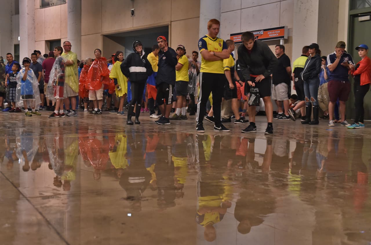 Los seguidores colombianos y chilenos aguardaron en el interior del Soldier Field hasta que terminó la tormenta eléctrica en Chicago para que se pudiera reanudar la semifinal de la Copa América Centenario.