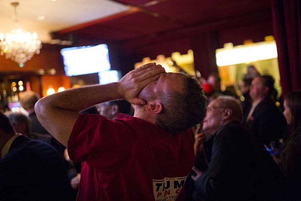 Los partidarios del nominado presidencial republicano reaccionan con alegría ante el anuncio del gane de Trump en Ohio.