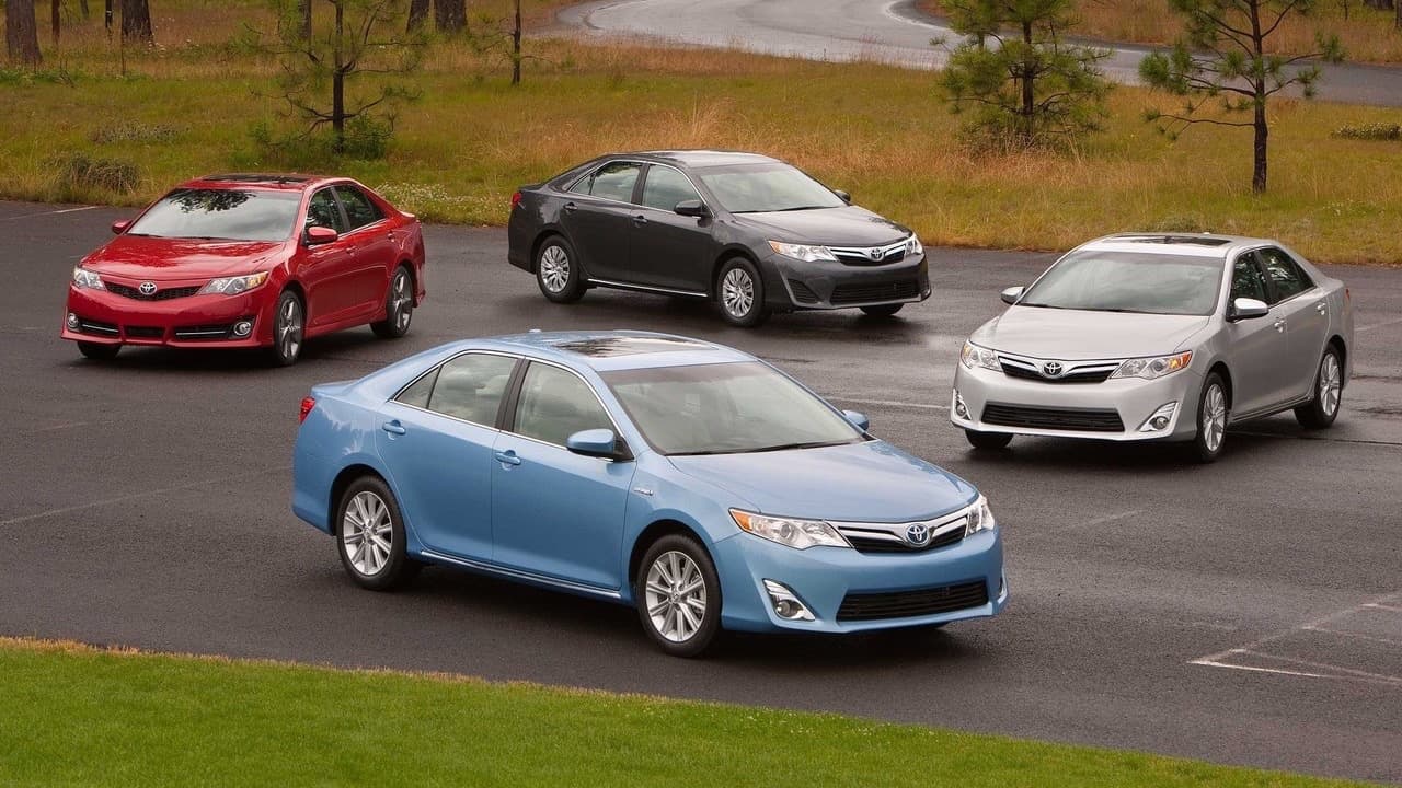 <b>Auto mediano: Toyota Camry 2014</b>
<br>El auto de pasajeros más vendido en Estados Unidos es también el sedán familiar mediano más confiable de la nación habiendo obtenido 5 estrellas en las 4 categorías del estudio: confiabilidad general, motor, carrocería y cabina y funciones y accesorios. Los finalistas fueron el Chevrolet Malibu, Hyundai Sonata, el Buick Regal y el Kia Optima.
<br>