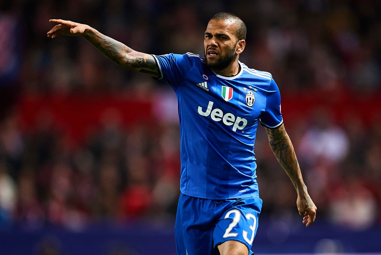 El brasileño se ha convertido en uno de los mejores laterales del mundo en los últimos años con el Barcelona, y actualmente juega en la Juventus.