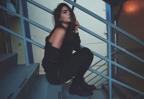 Con esa coqueta mirada seguro provocó el suspiro de muchos caballeros.