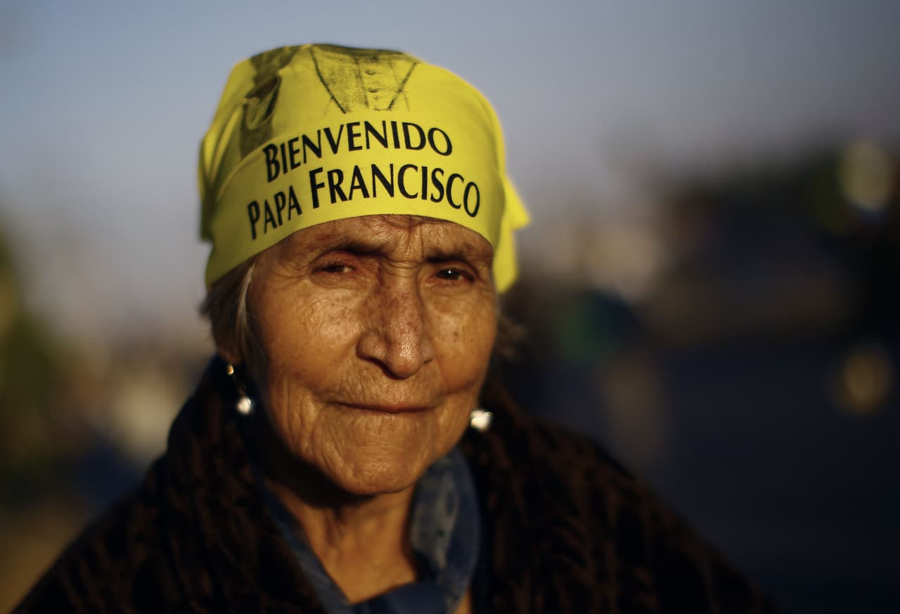 Esta mujer porta un paliacate que le da la bienvenida al papa Francisco.