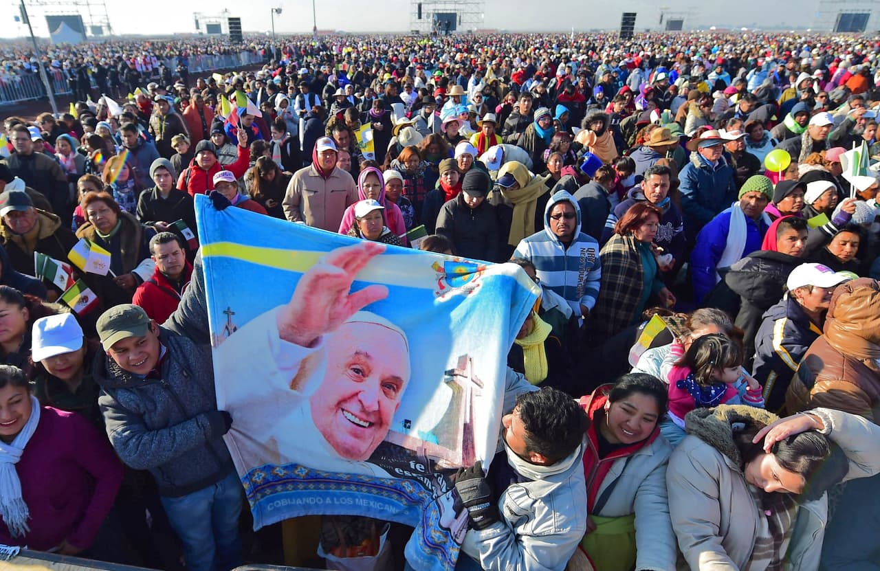 Un cártel del papa Francisco entre la multitud en Ecatepec.