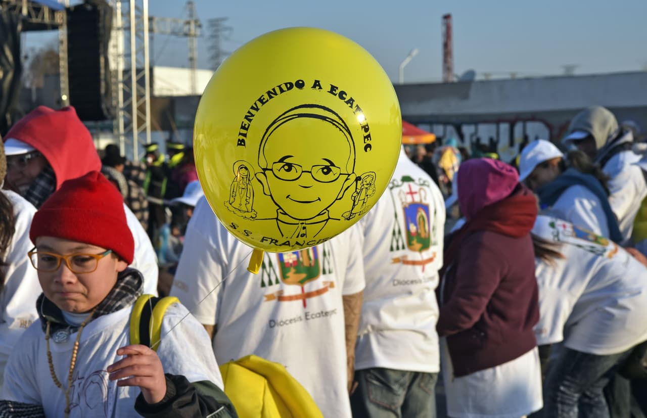 En Ecatepec se repartieron globos amarillos con el color de El Vaticano y el rostro del papa Francisco.