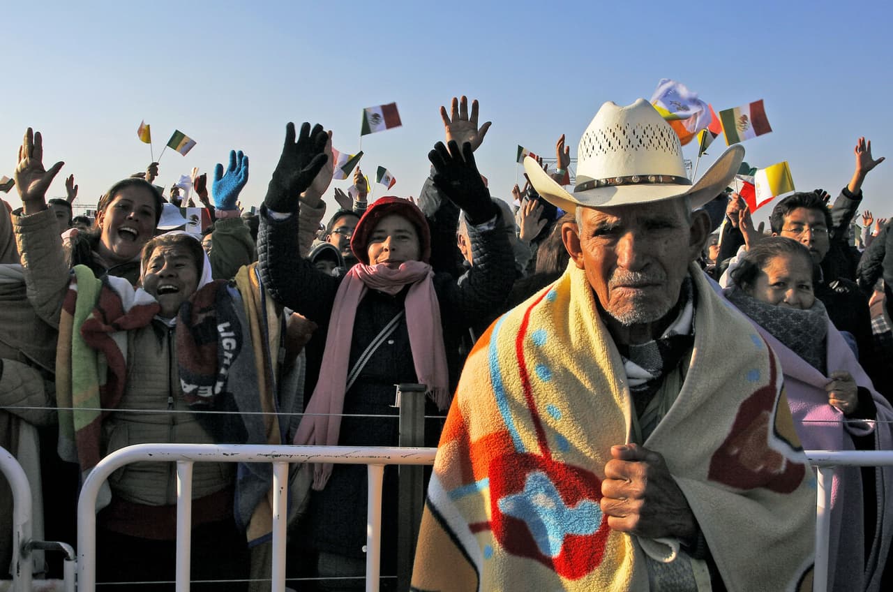 A este hombre se le permitió permanecer enfrente de la valla para que pudiera ver al papa Francisco en Ecatepec.