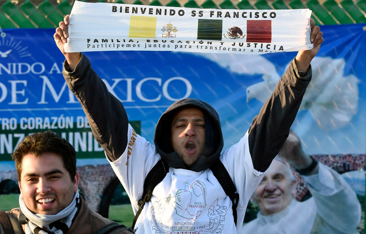 Este joven hizo un cártel especial para el papa Francisco con la bandera de El Vaticano y la de México.