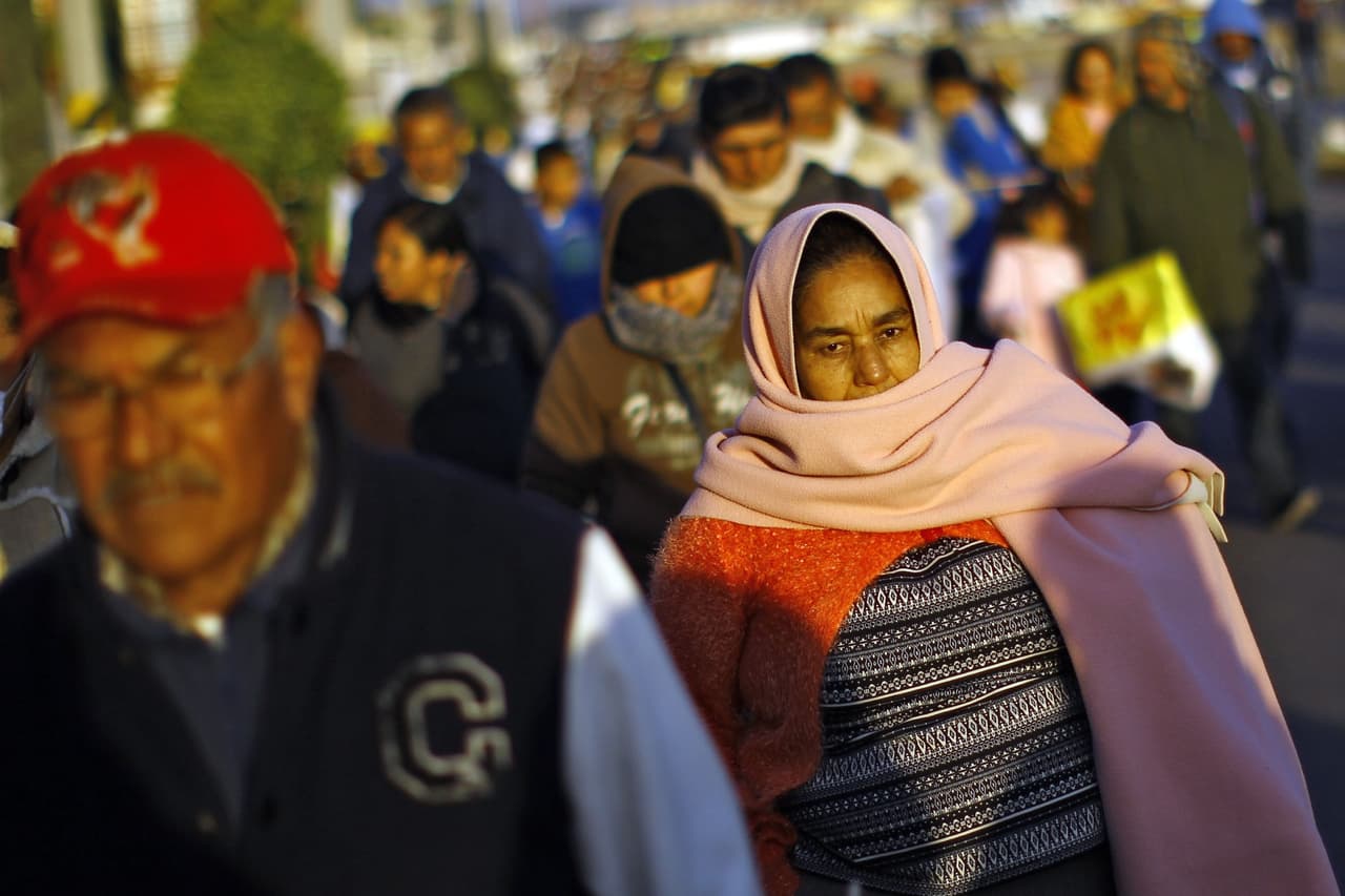 Este grupo de personas hacen fila para entrar a la plaza donde se celebra la misa del Papa Francisco en Ecatepec.