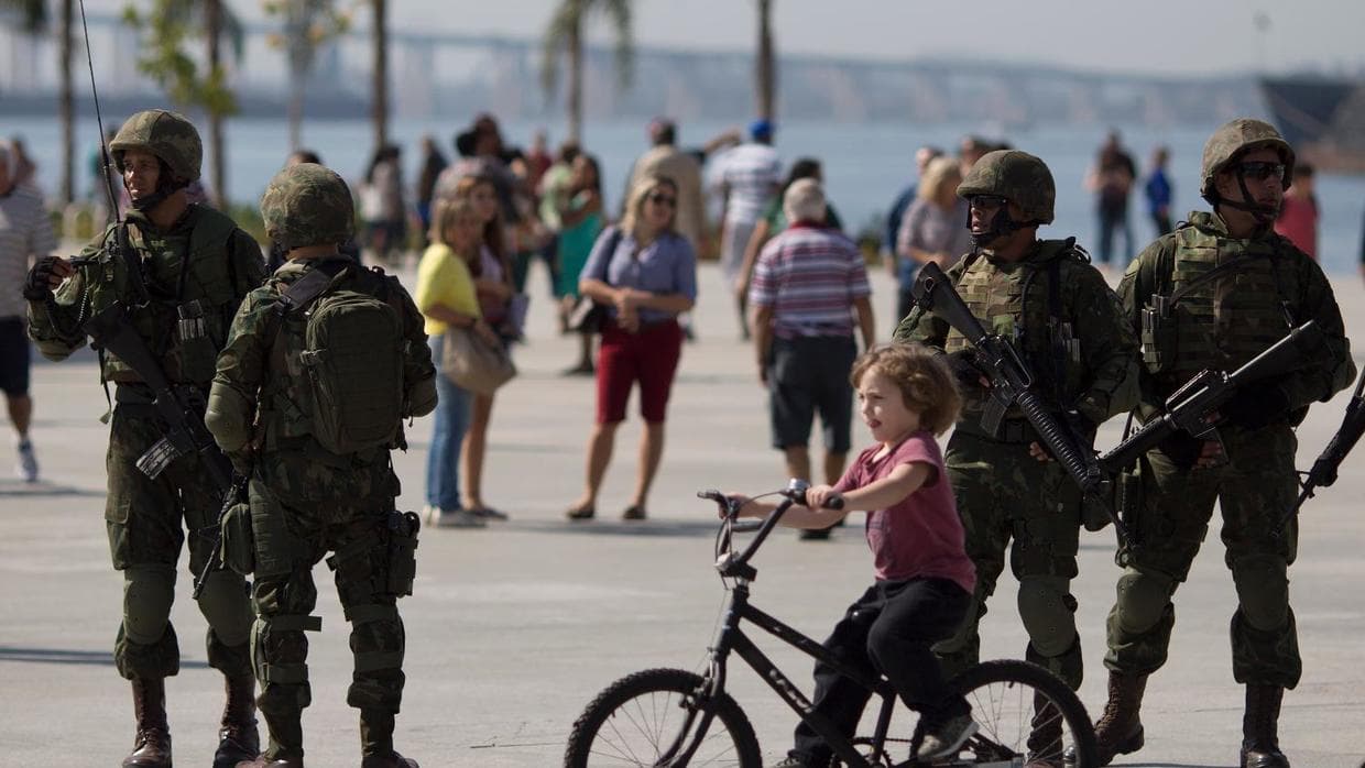 Soldados hacen guardia en Río el 9 de julio de 2016.