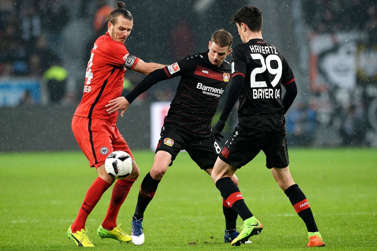 Cuando el encuentro apenas comenzaba y ambos equipos se acomodaban en el campo, llegó la apertura del marcador.