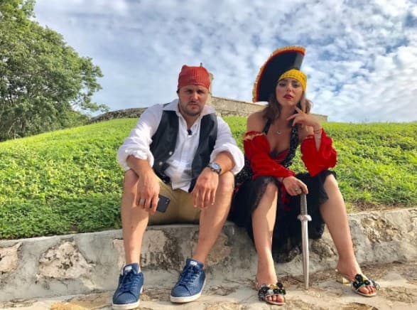 Paul Stanley y Ntalia Téllez estaban bastante acalorados pero posaron perfectamente para la foto.