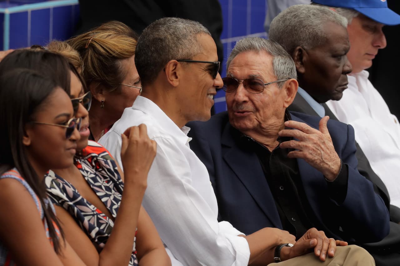 Uno de símbolos de la Cuba del deshielo: Barack Obama y Raúl Castro viendo un partido de pelota en La Habana.