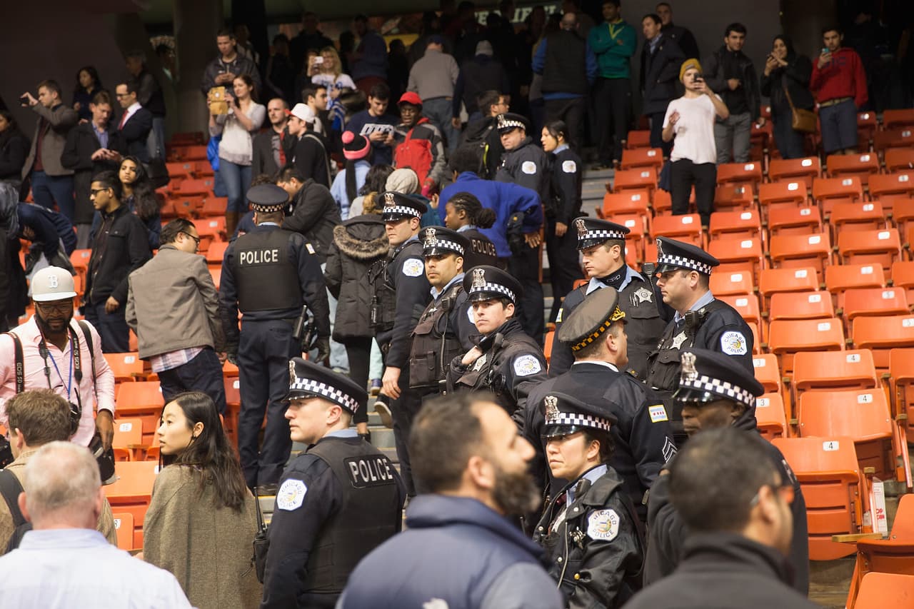 La policía de Chicago intervino y desalojó el pabellón de la Universidad de Illinois tras los enfrentamientos.