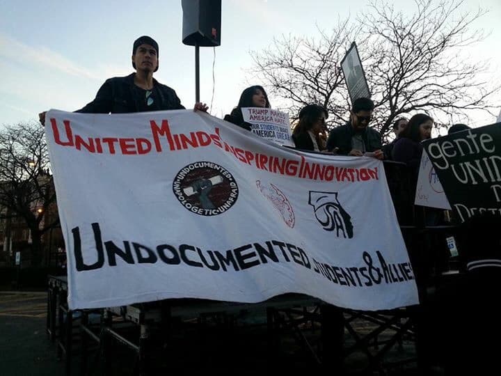Banderas con consignas sobre inmigración, carteles en español y pancartas con mensajes en contra del magnate poblaron las protestas de Chicago.