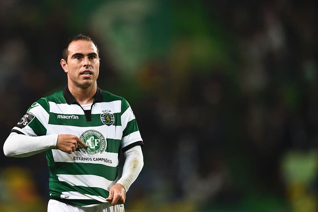 Bruno César, capitán brasileño del Sporting de Lisboa, enseñó el escudo del Chapecoense luego de que anotó un gol en la liga de Portugal.