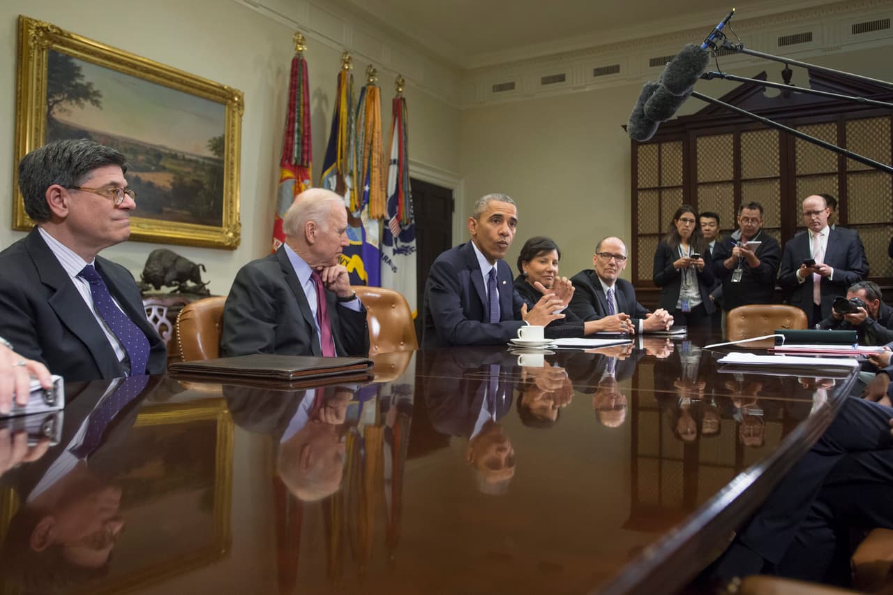 2016.- El presidente Barack Obama se reúne con su equipo económico, incluido Tom Pérez, en la sala Roosevelt Room de la Casa Blanca.