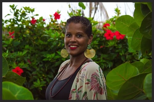 Lena del Sol, artista nacida en Toronto de padres puertorriqueños y criada en Nueva York, revela el misterio que esconde el edificio abandonado en la calle San José en San Juan.