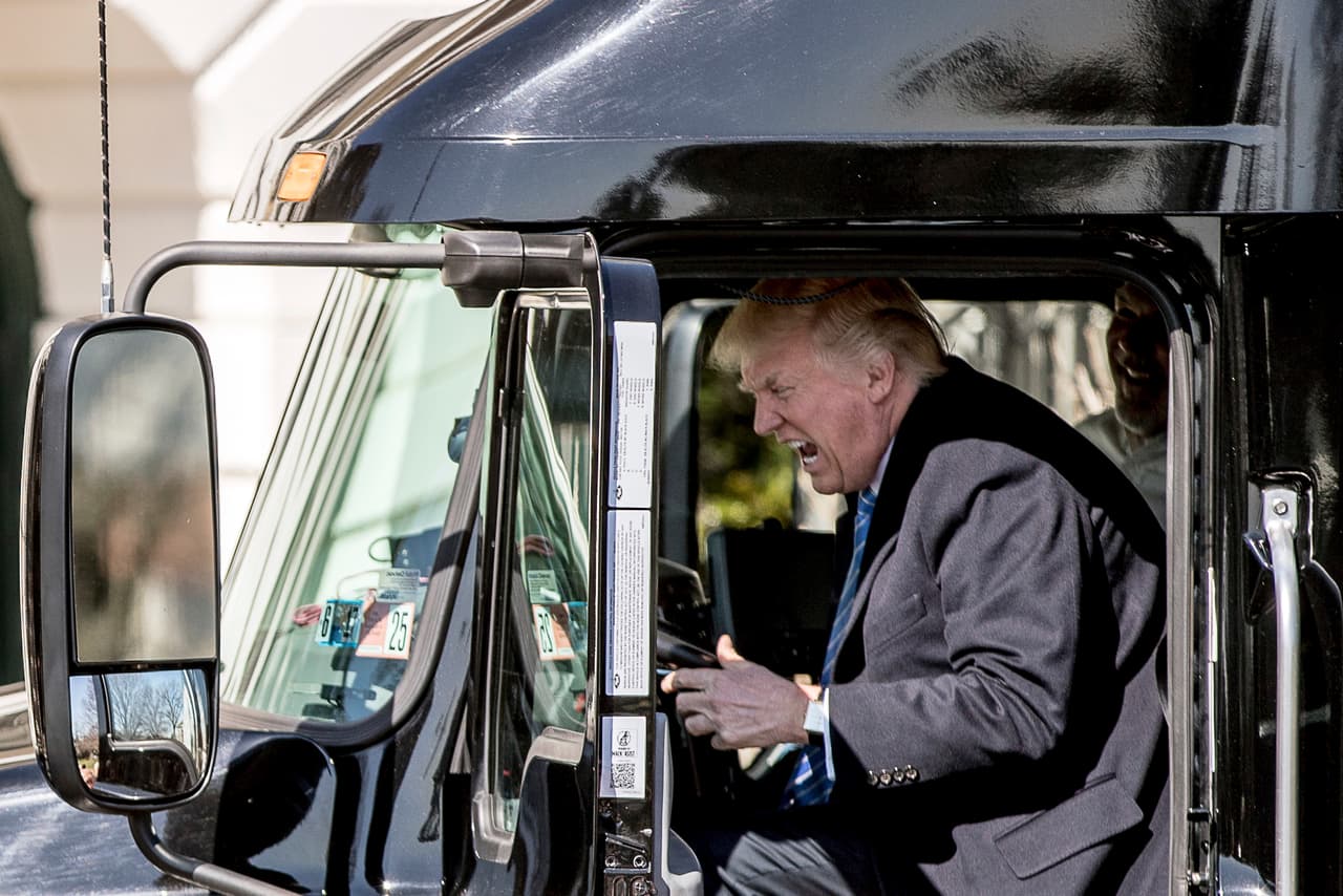Trump deleitó a los asistentes con su mejor imitación de un camionero.