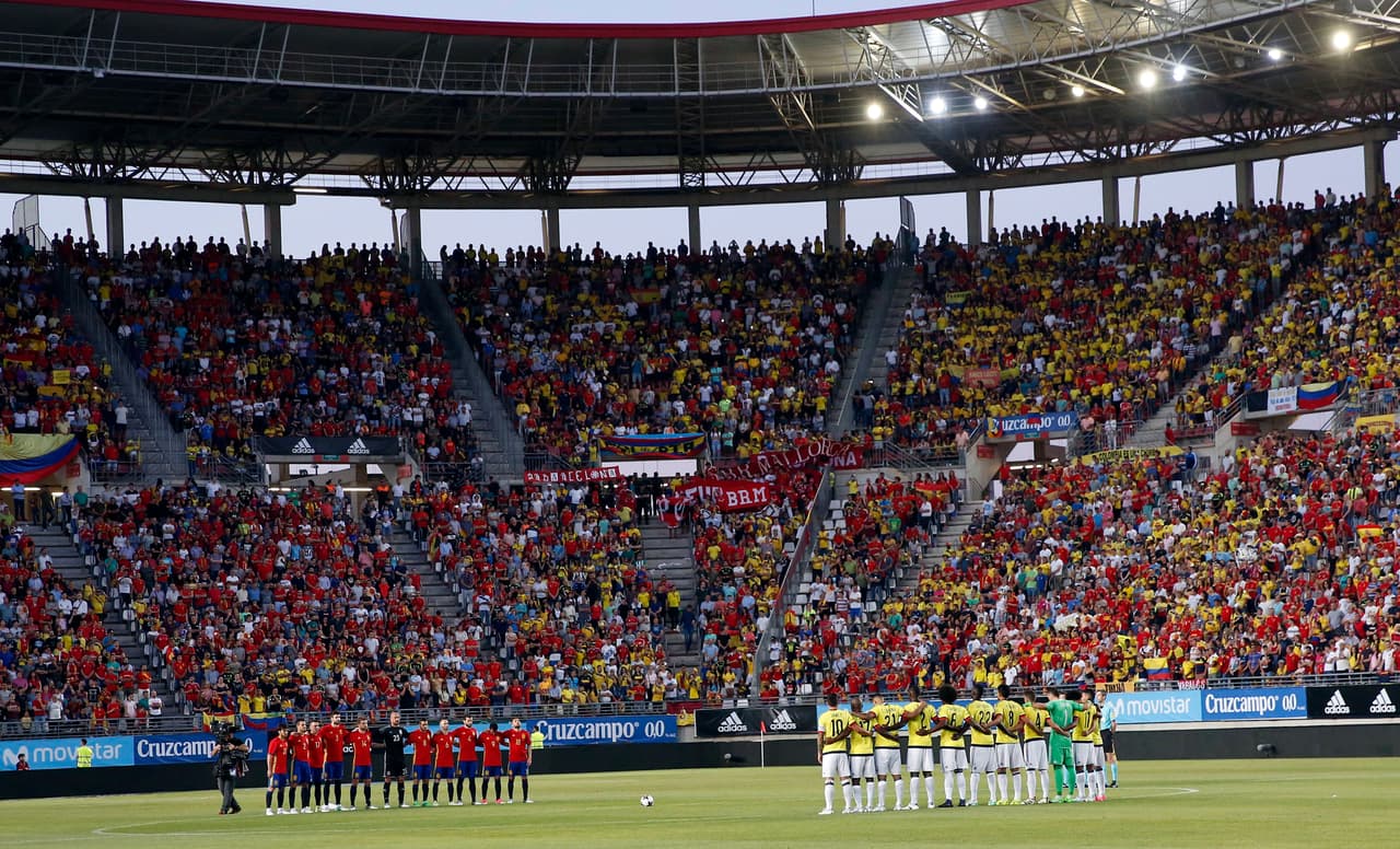 En la previa se le rindió homenaje al fallecido Marcos Coll, colombiano que fue el primero y hasta ahora único jugador en marcar un gol olímpico en un Mundial.