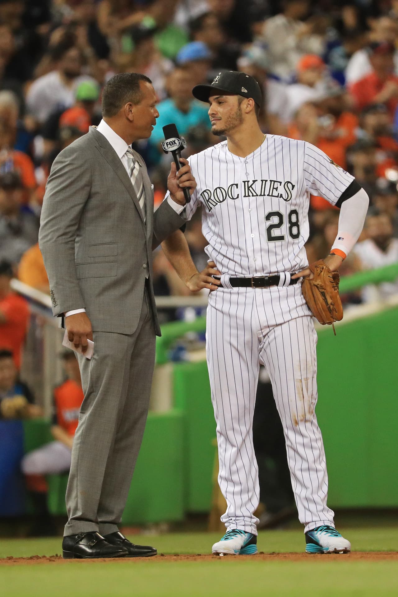 Alex Rodríguez, quien fuera estrella de las Grandes Ligas estuvo presente ahora como reportero. Ahí lo vemos entrevistando a Nolan Arenado.