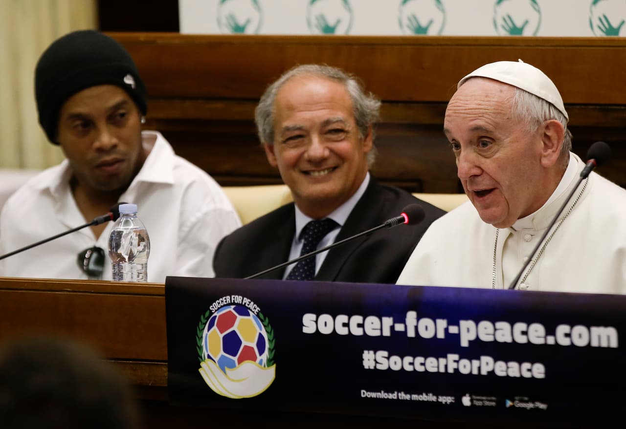 Ronaldinho y el Papa Francisco en el anuncio del partido por la Paz