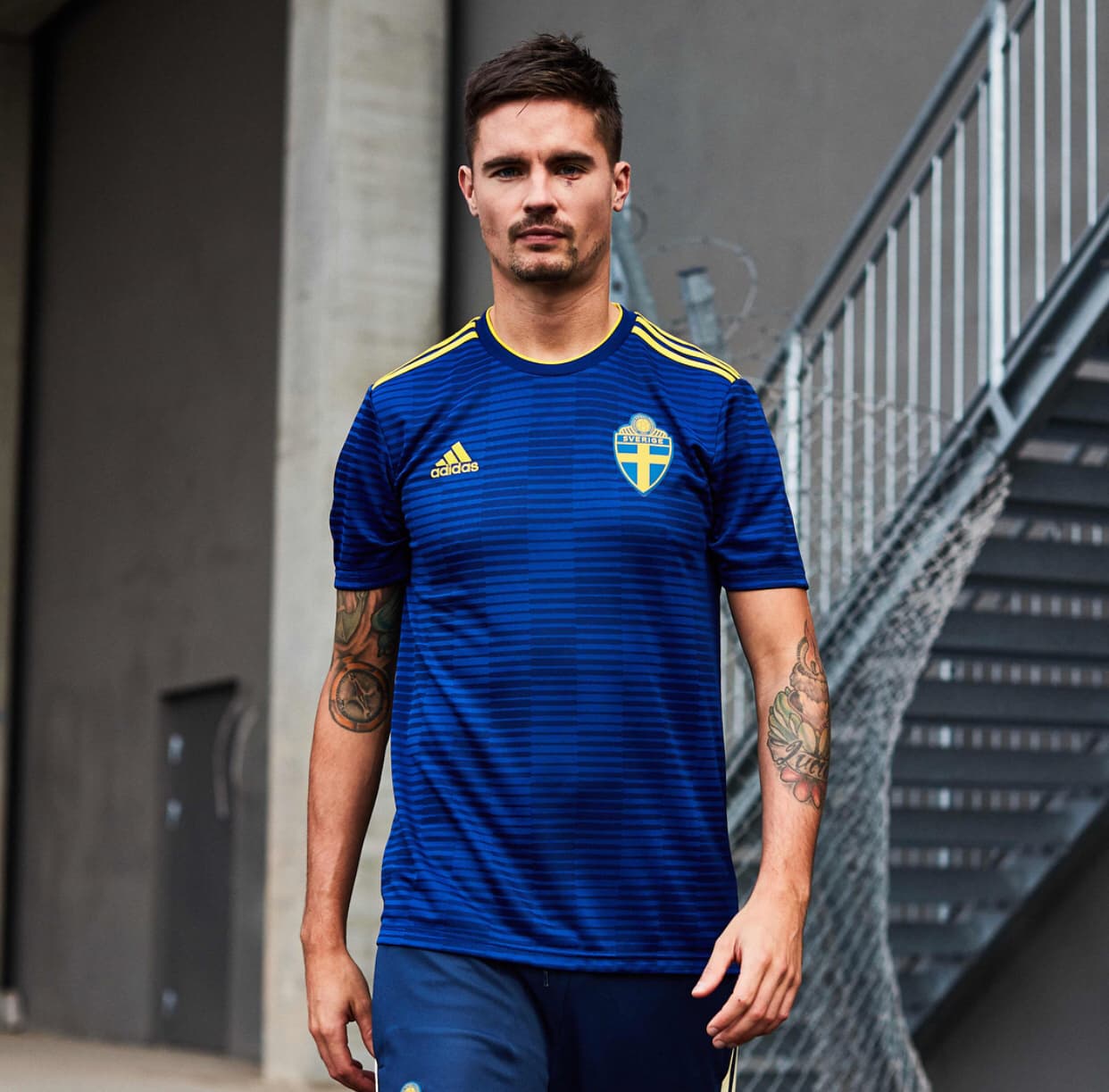 Mientras que en la alternativa regresan a los hombros. Este kit ha sido criticado ya que es un template de la marca alemana, adecuado a la selección nórdica.