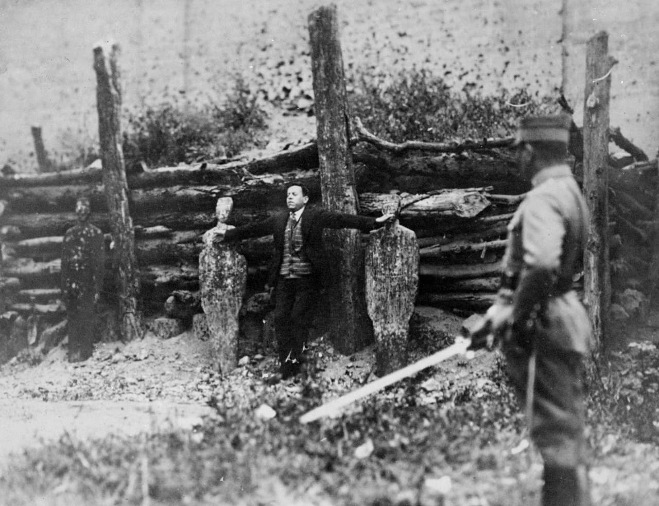 Ejecución del sacerdote Miguel Agustín acusado de subversión durante la Guerra de los Cristeros