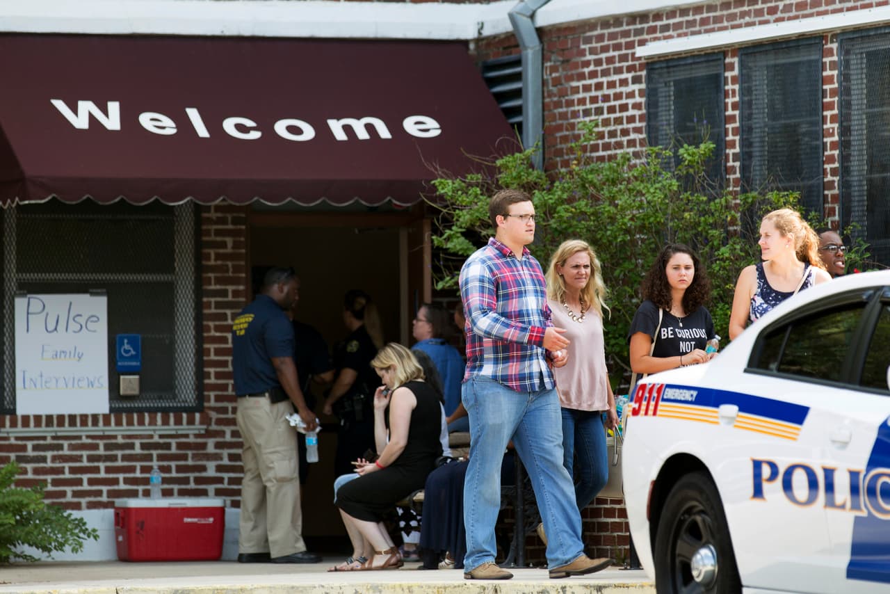 Familiares de las víctimas se encuentran en el Beardall Sr. Center de Orlando, esperan por información sobre sus seres queridos.