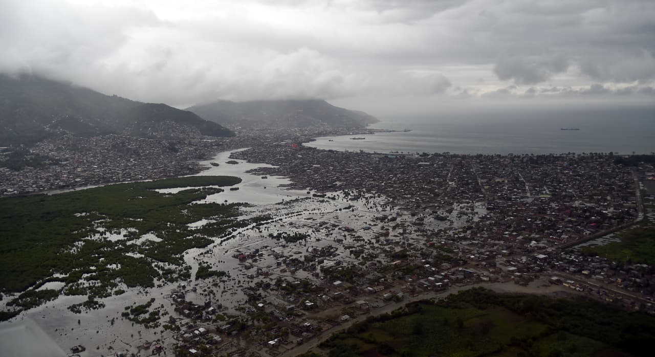 Vista de Cap Haitien desde las alturas. La ciudad está rodeada de agua y montañas, las que han sido contaminadas.