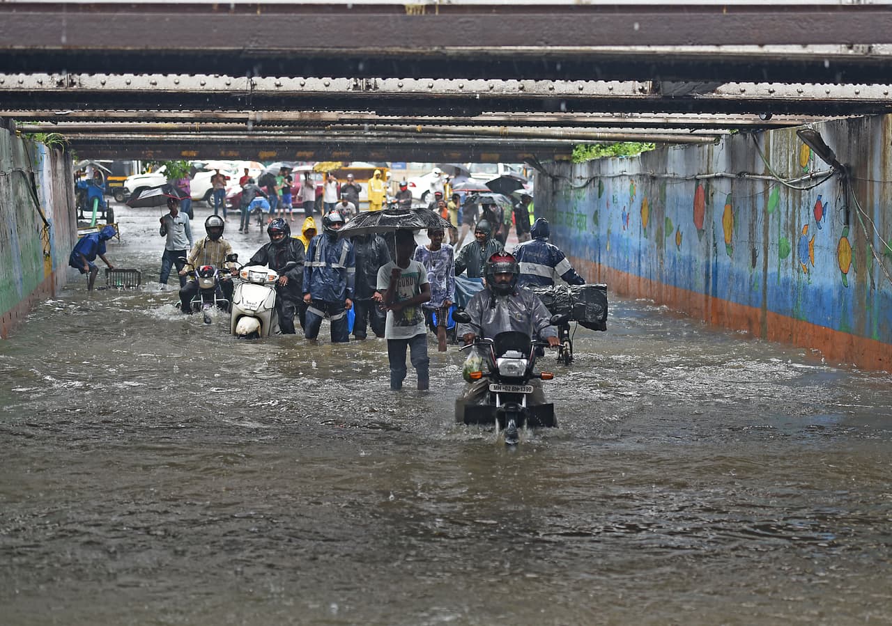 Las calles de Mumbai, India, completamente inundadas. Autoridades del gobierno del estado de Bihar, en el este de India, aseguran que al menos 379 personas murieron en los últimos días, con miles de albergados a salvo de sus inundados hogares.