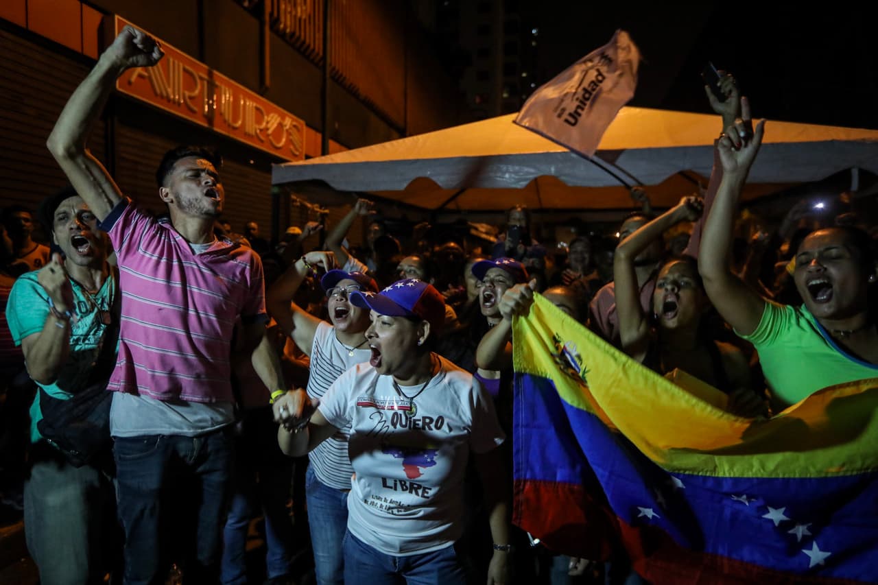 Simpatizantes de la oposición celebran en Caracas luego del anuncio de cierre de mesas de la consulta popular convocada por la oposición contra la Constituyente de Maduro.