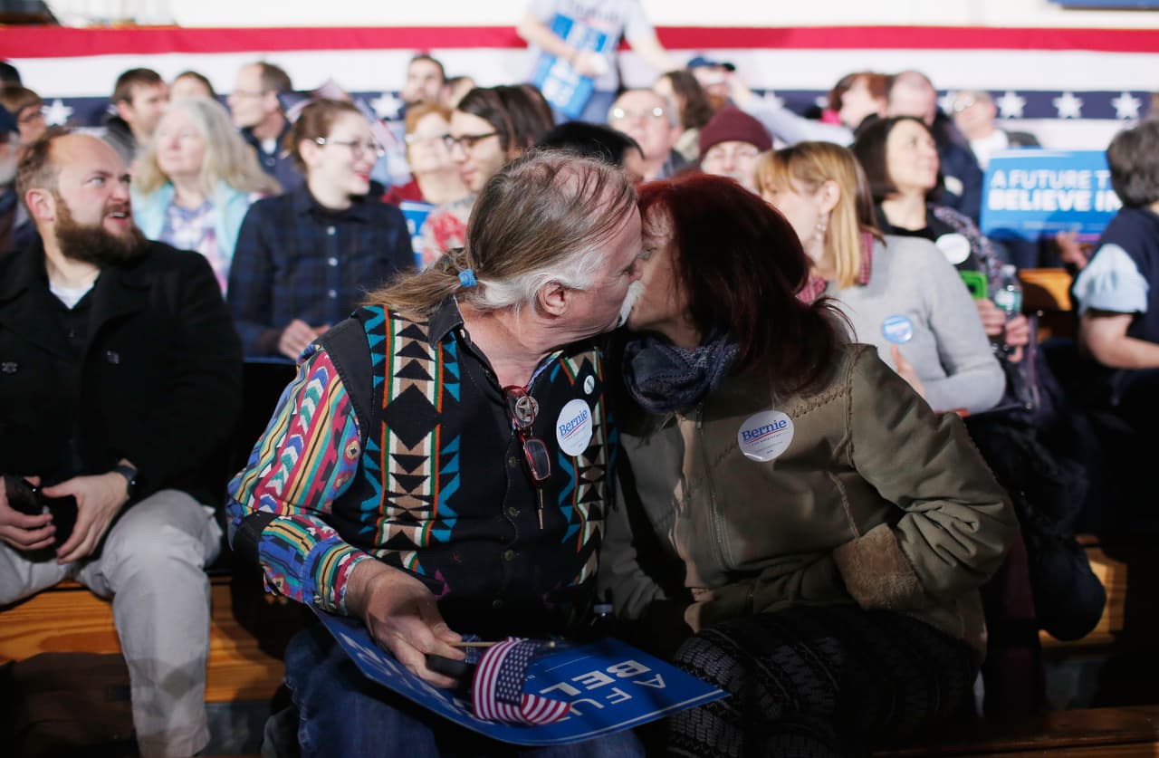 Una pareja celebra la victoria del demócrata Bernie Sanders en NH