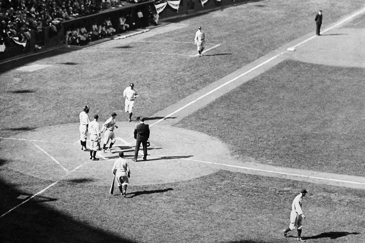 Babe Ruth después de conectar un home run en la Serie de 1932, en Wrigley.