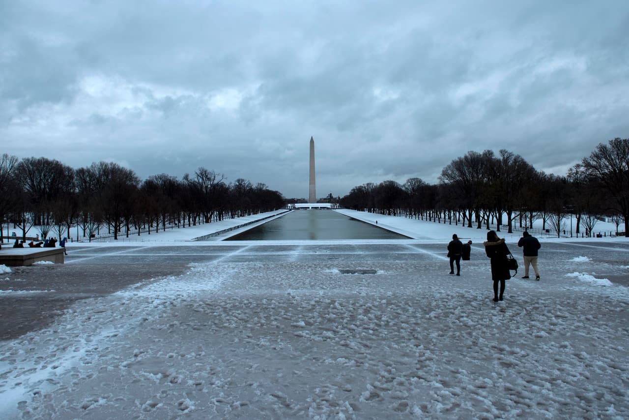 El parque donde se encuentra el monumento a Abraham Lincoln, en Washington esta cubierto de nieve. Sin embargo algunas personas todavía caminan en la zona.