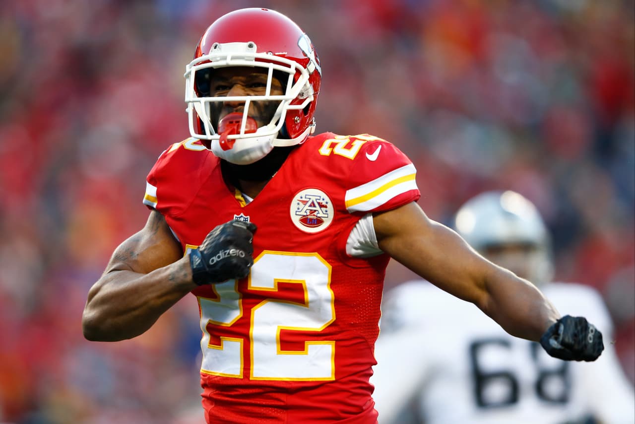 Marcus Peters mostró el 'Black Power' durante la ceremonia del Himno