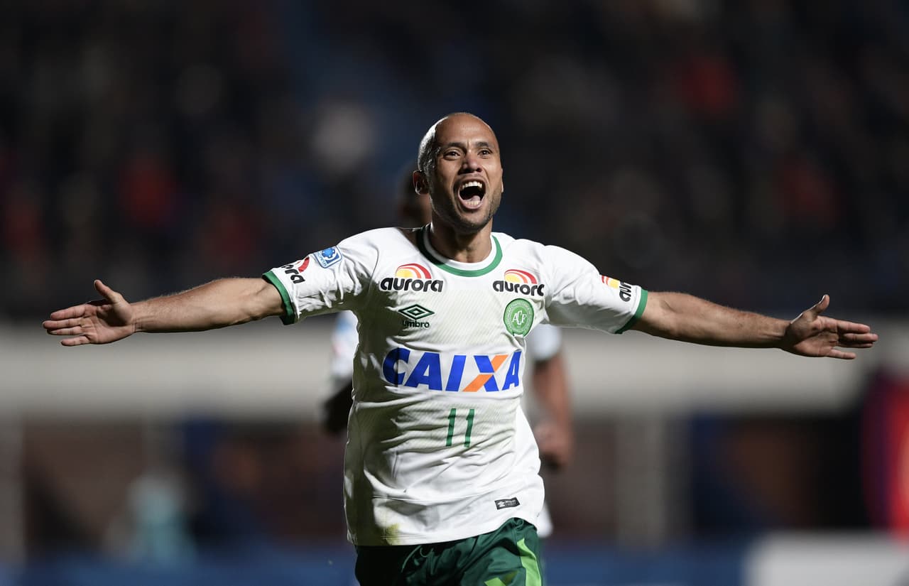 Ananias tenía 27 años de edad y era el delantero del Chapecoense, el jugador será recordado por ser el autor del gol que le dio el pase a la final de la Sudamericana al equipo. Ananias jugó en el Bahía, Portuguesa, Cruzeiro, Palmeiras y Sport Recife.