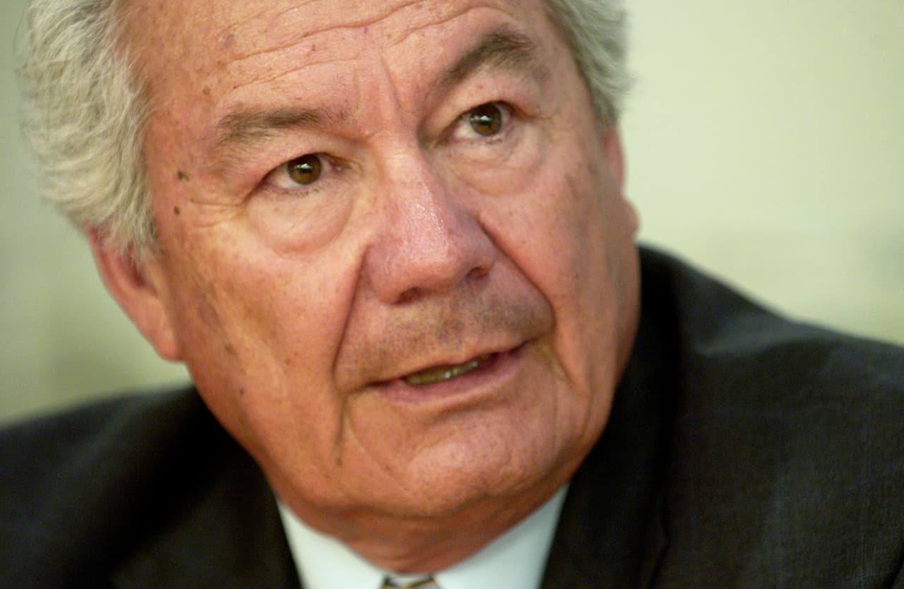 Manuel Cortez, presidente y CEO de Las Vegas Convention and Visitors Authority, en una foto de archivo de 2004 hablando con reporteros en Nueva York. El padre de Catherine Cortez Masto, falleció en 2006.