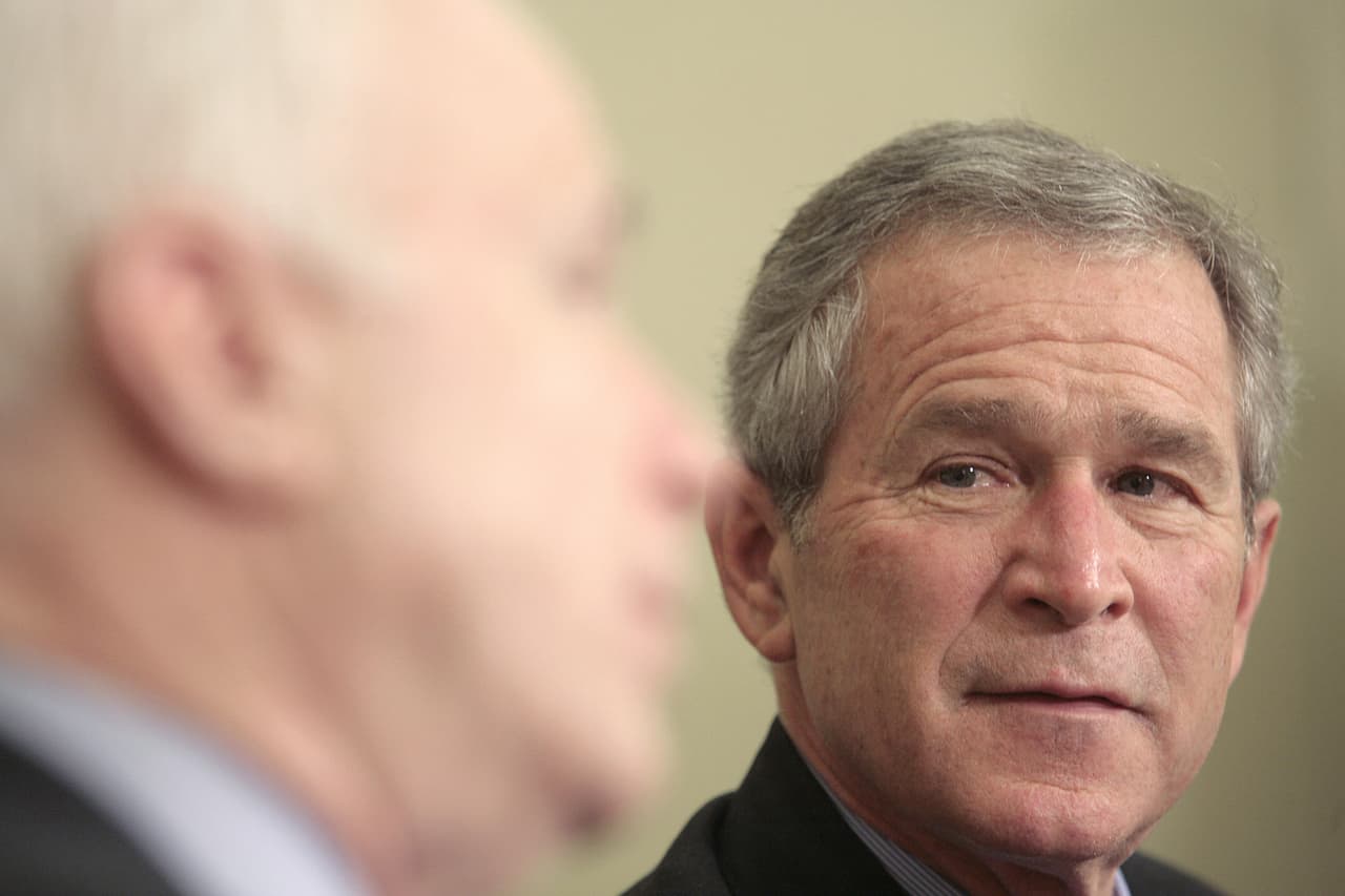 El republicano John McCain se vio lastrado por la mala imagen de George W.Bush en 2008, según los expertos.