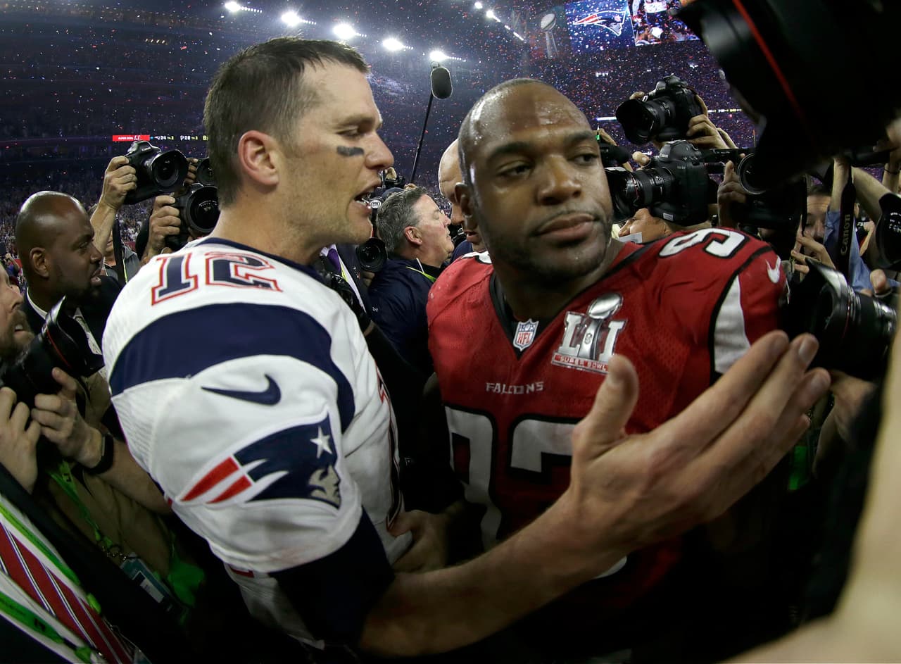 El quarterback de New England reconfortó a sus rivales luego del final del partido,