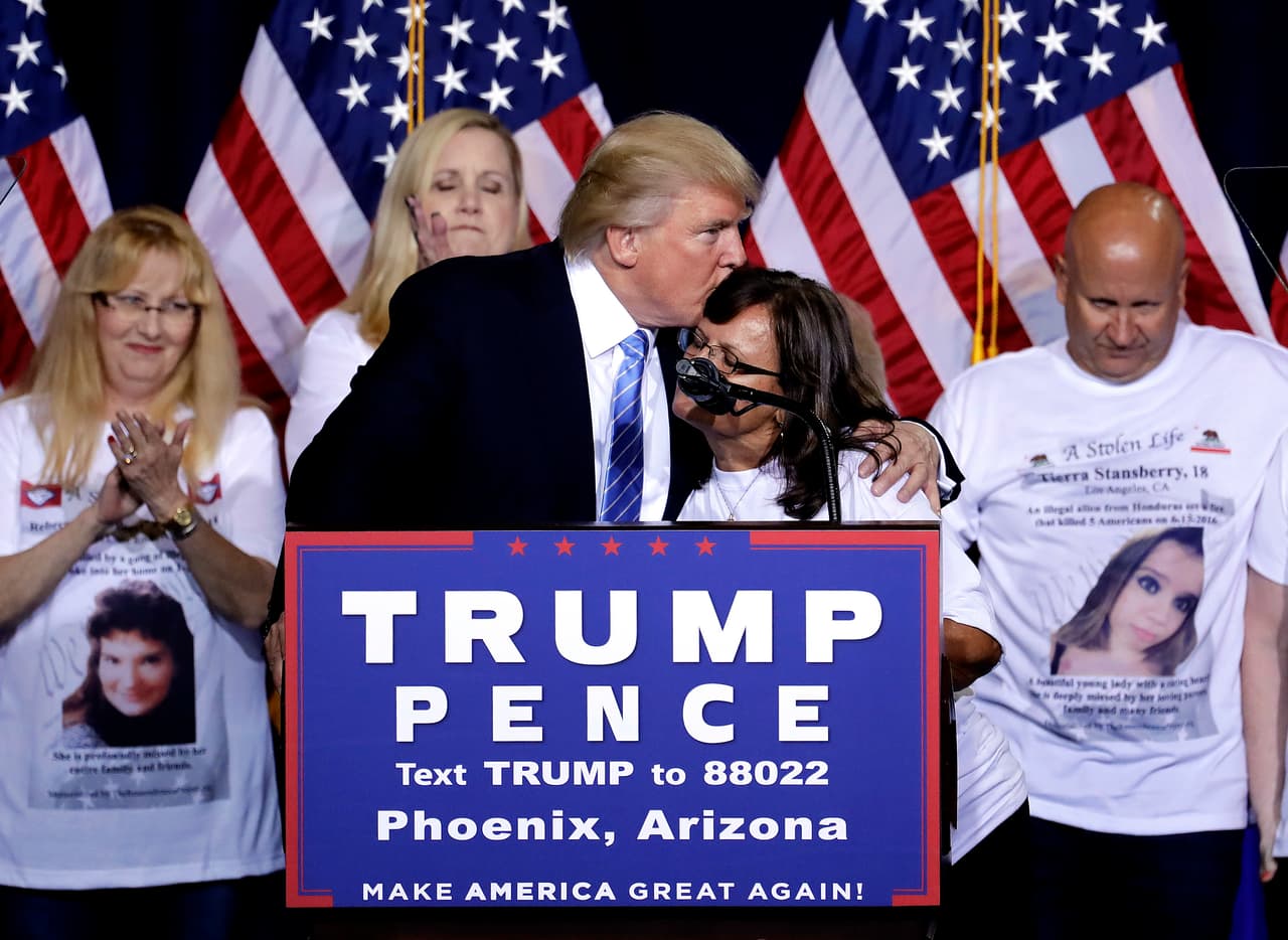 Víctimas de criminales indocumentados subieron al escenario junto a Trump